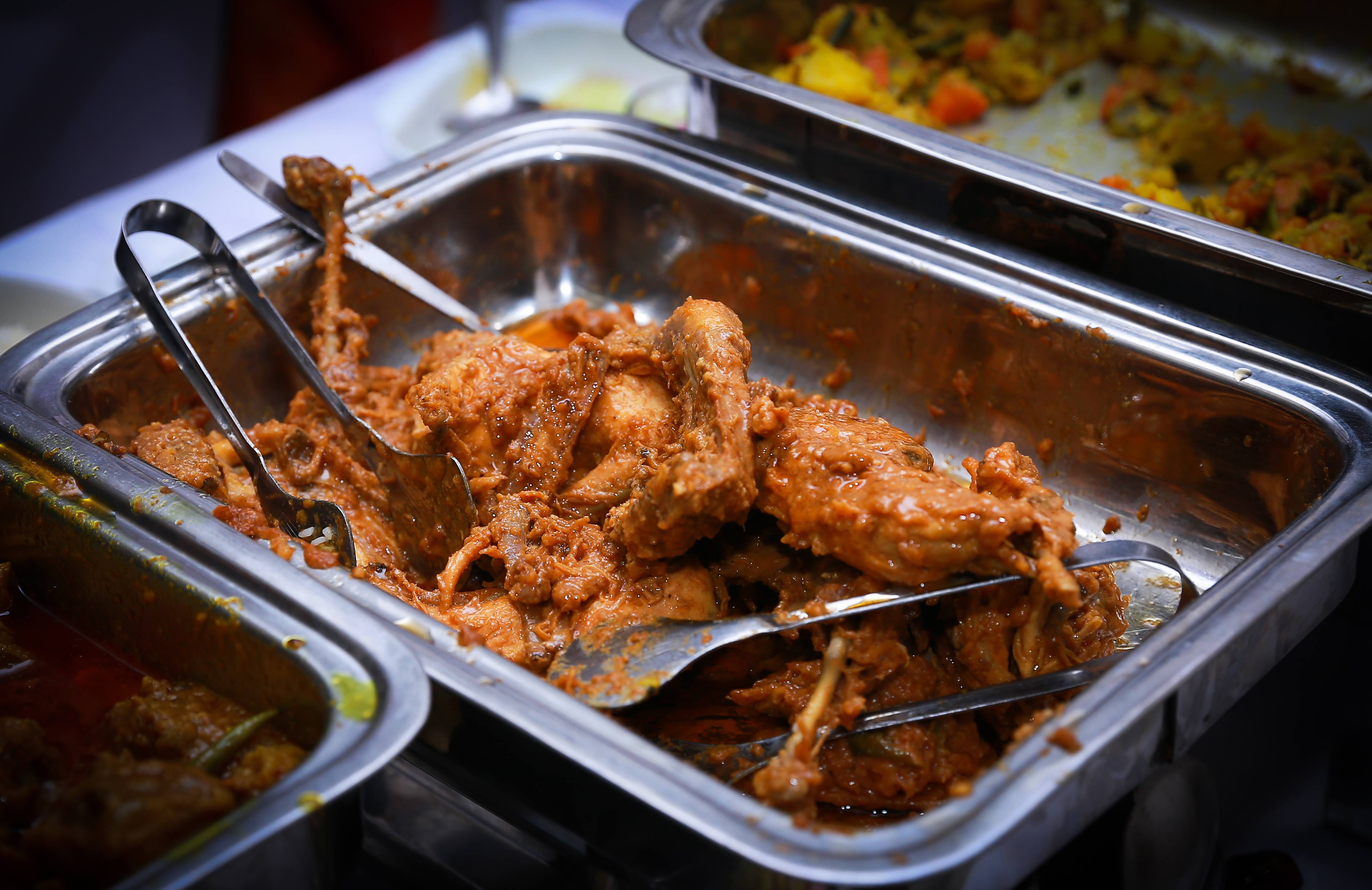 الّدّجاج الْمشويّ هو من الأطباق المحبّذة الْأخرى في أعراس الْبنغلادشيّين.
